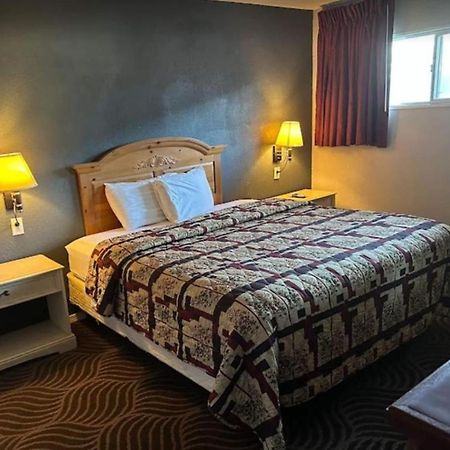 Love Hotels Western Holiday By Oyo At Harlan Lake Ne 阿尔马 外观 照片