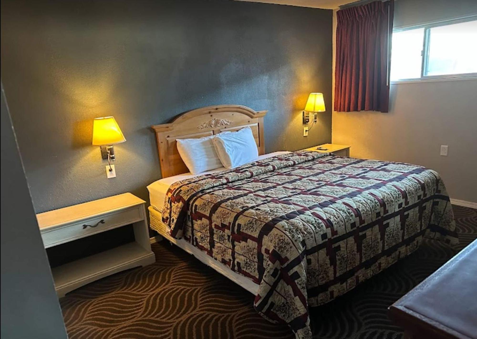 Love Hotels Western Holiday By Oyo At Harlan Lake Ne 阿尔马 外观 照片
