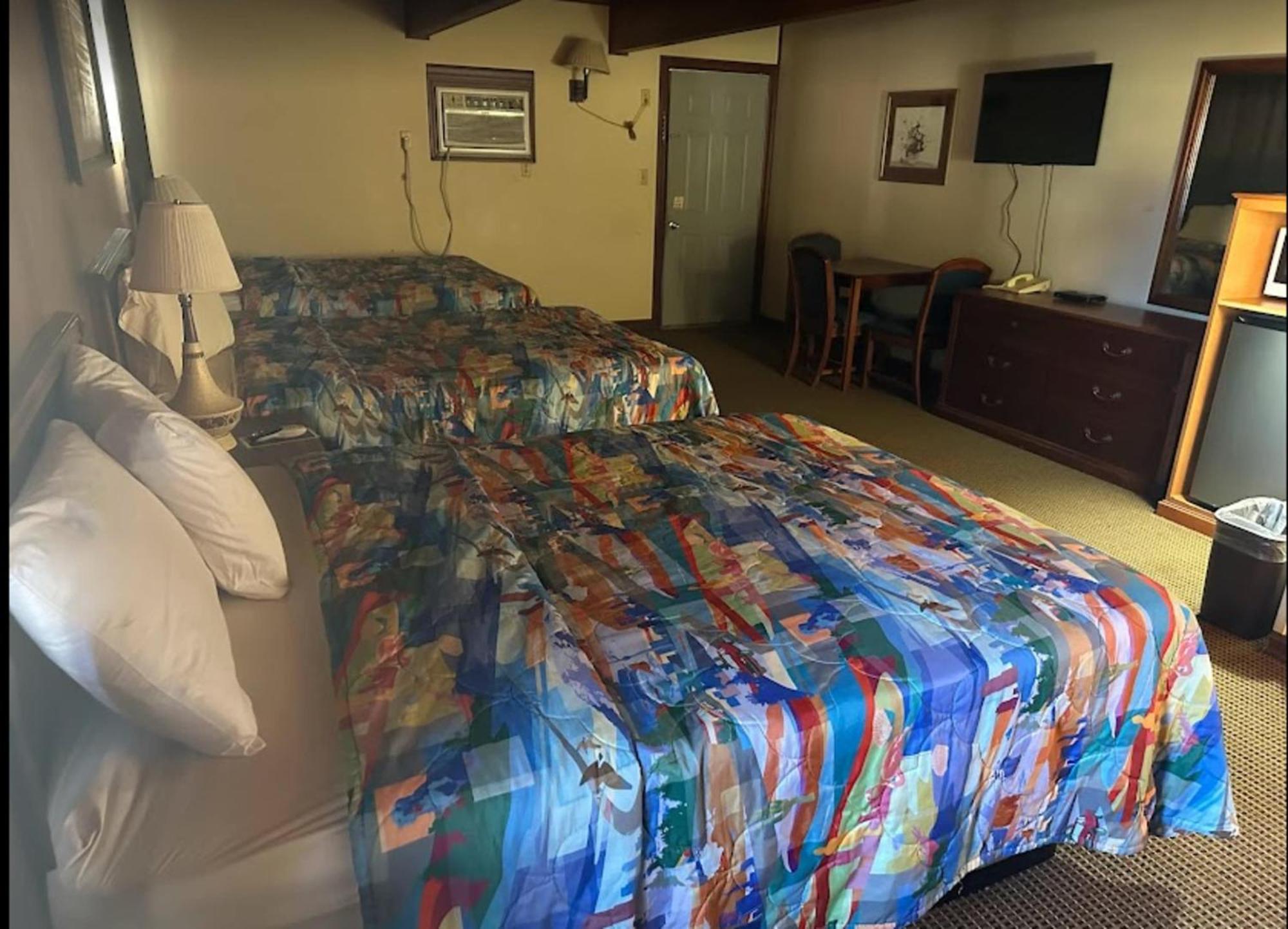 Love Hotels Western Holiday By Oyo At Harlan Lake Ne 阿尔马 外观 照片