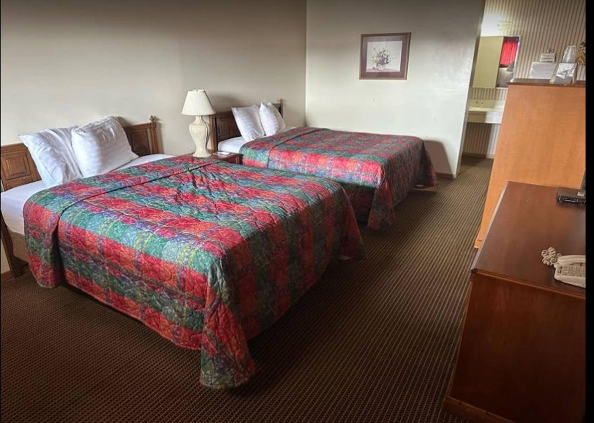 Love Hotels Western Holiday By Oyo At Harlan Lake Ne 阿尔马 外观 照片