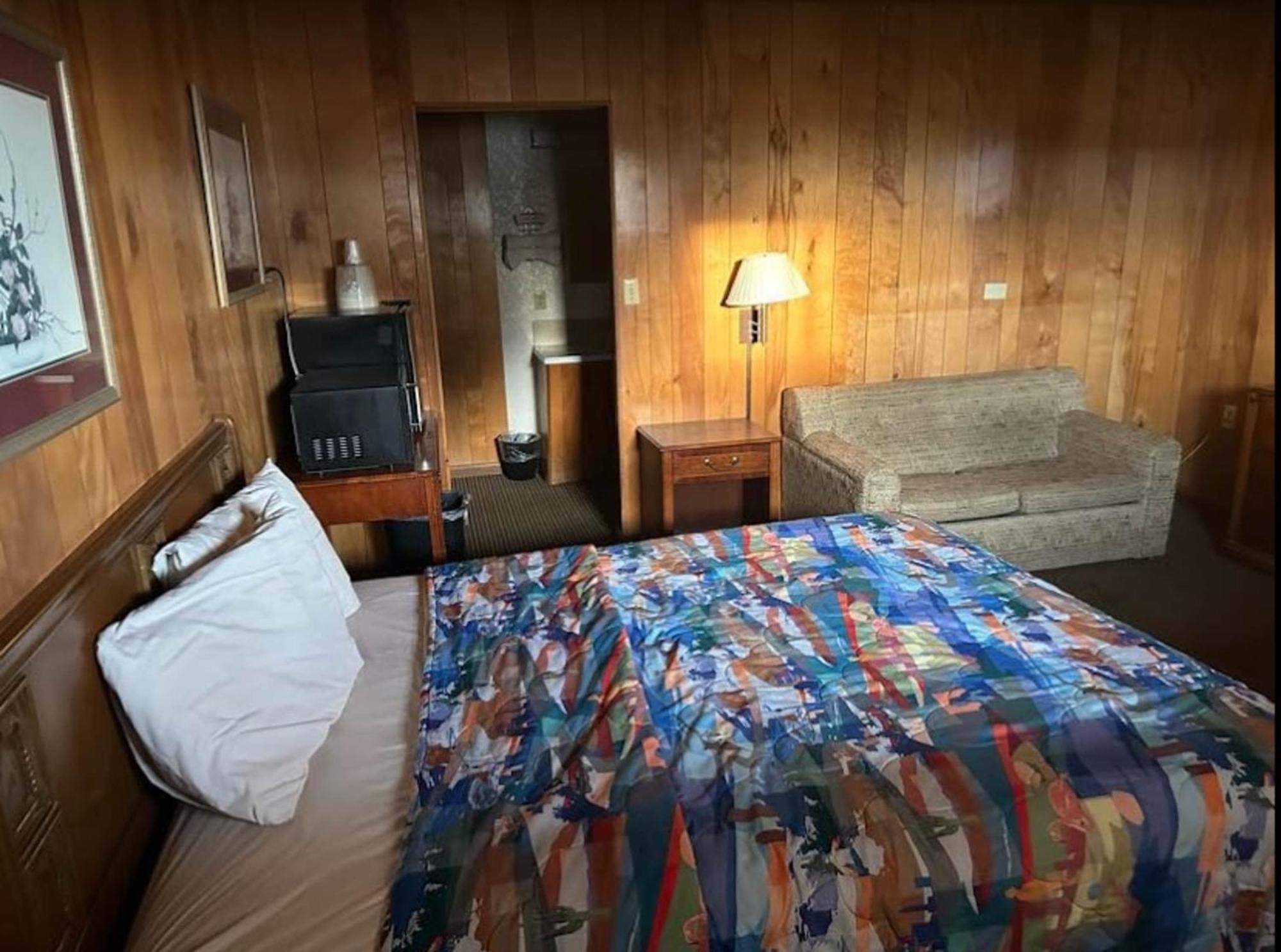 Love Hotels Western Holiday By Oyo At Harlan Lake Ne 阿尔马 外观 照片