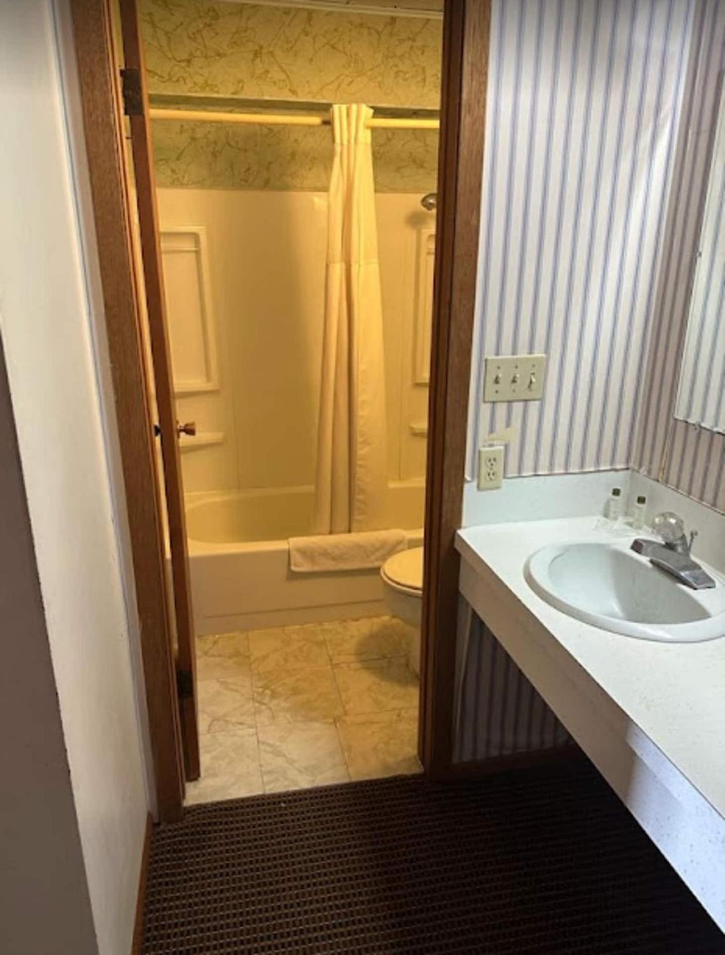 Love Hotels Western Holiday By Oyo At Harlan Lake Ne 阿尔马 外观 照片