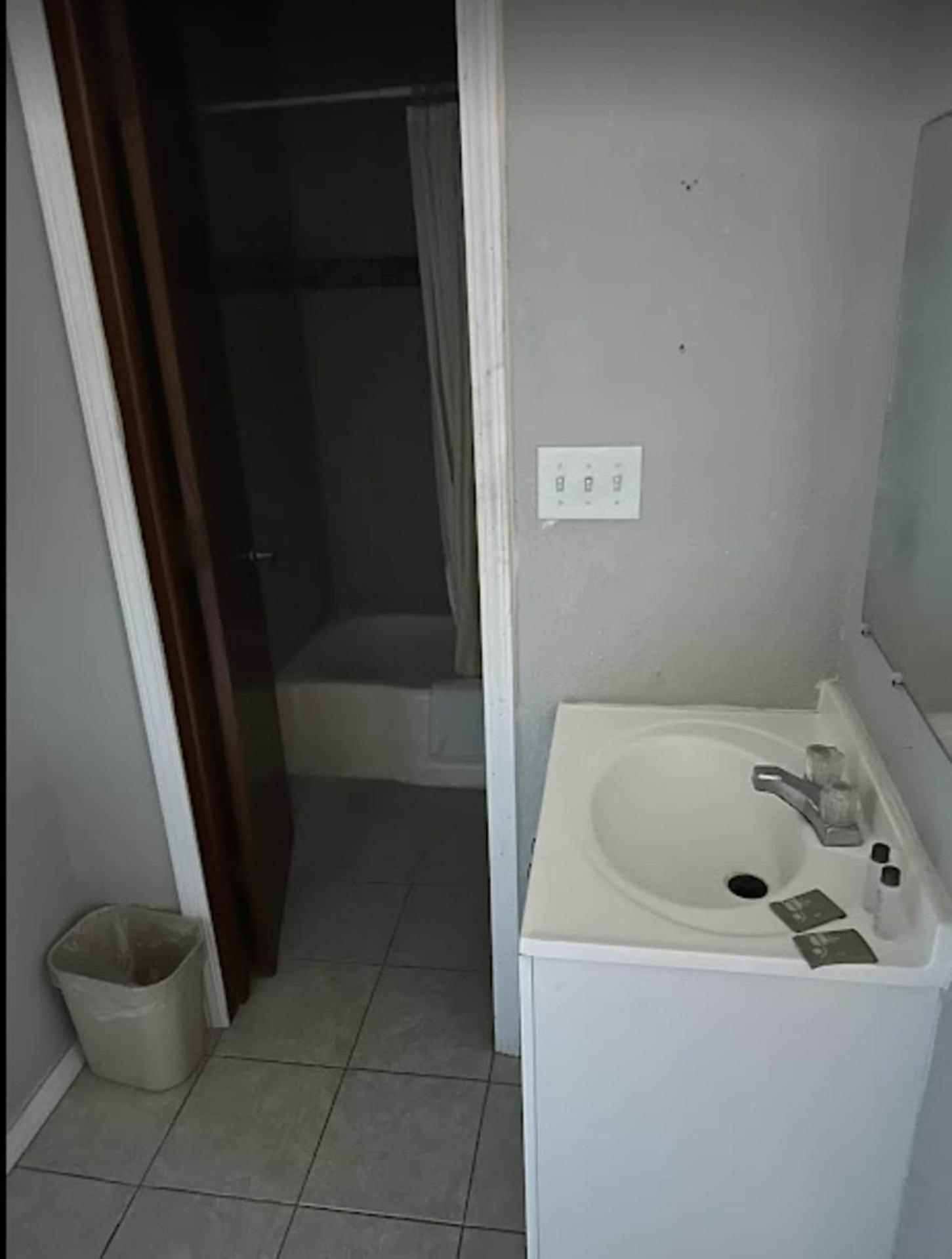 Love Hotels Western Holiday By Oyo At Harlan Lake Ne 阿尔马 外观 照片