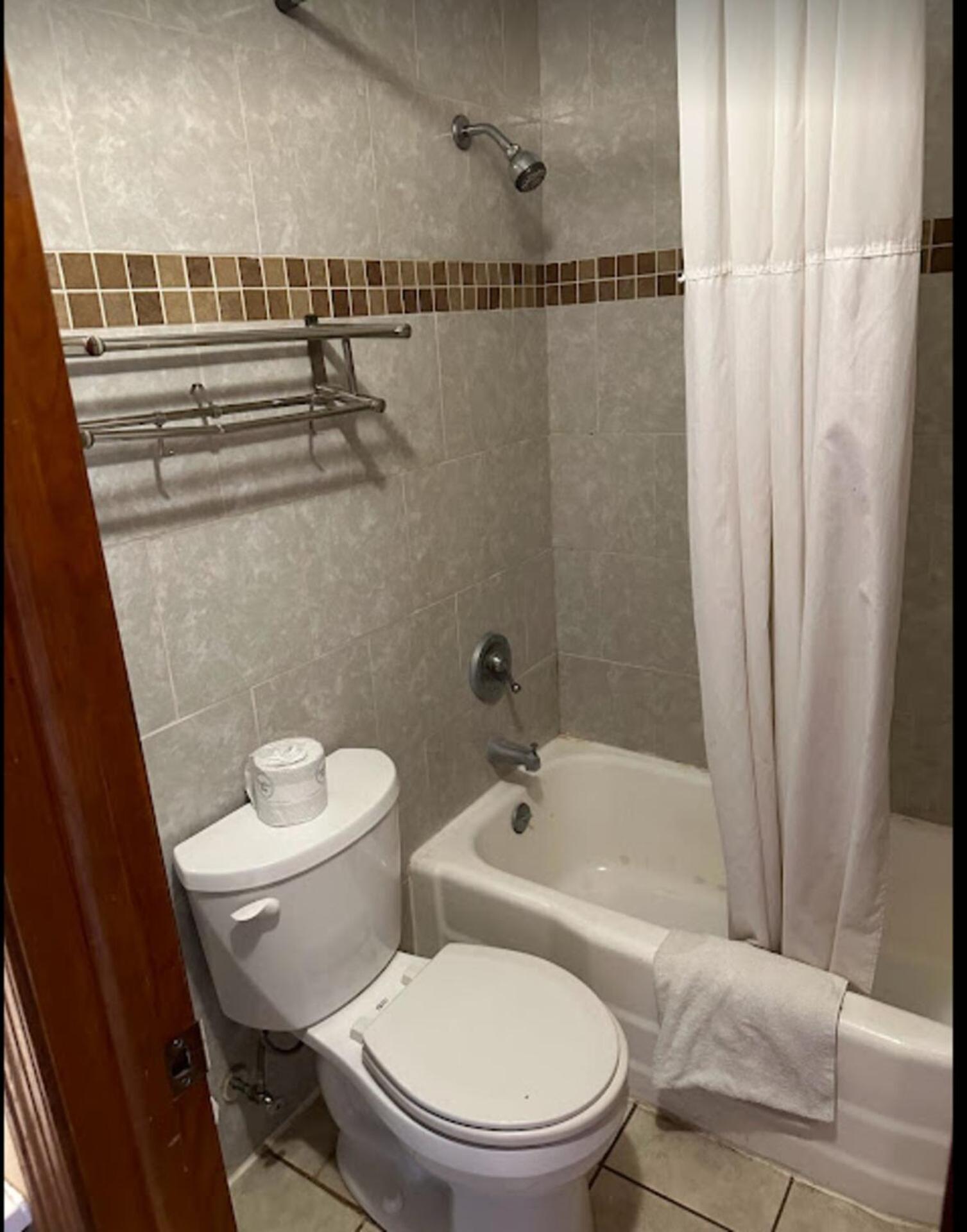 Love Hotels Western Holiday By Oyo At Harlan Lake Ne 阿尔马 外观 照片