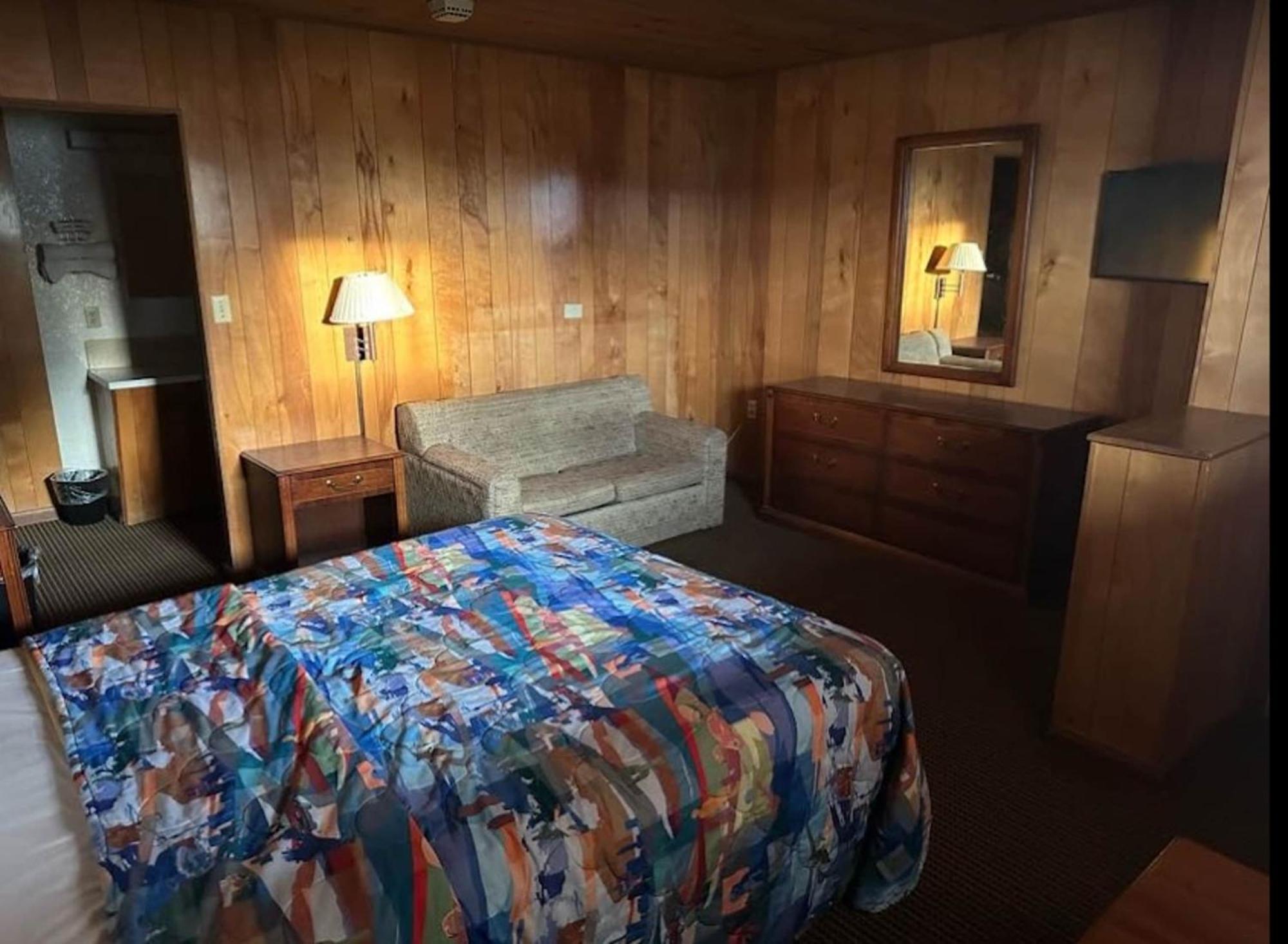 Love Hotels Western Holiday By Oyo At Harlan Lake Ne 阿尔马 外观 照片