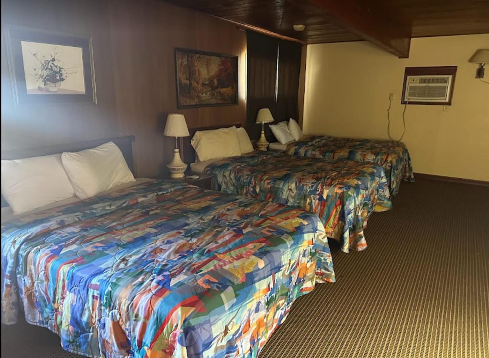 Love Hotels Western Holiday By Oyo At Harlan Lake Ne 阿尔马 外观 照片