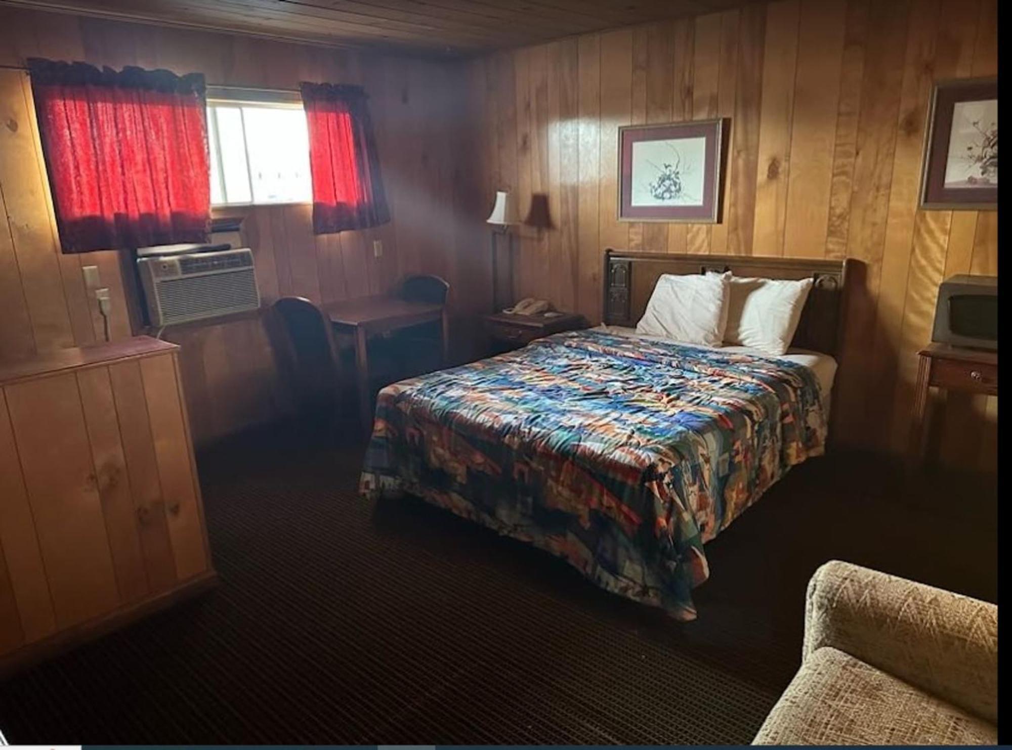 Love Hotels Western Holiday By Oyo At Harlan Lake Ne 阿尔马 外观 照片