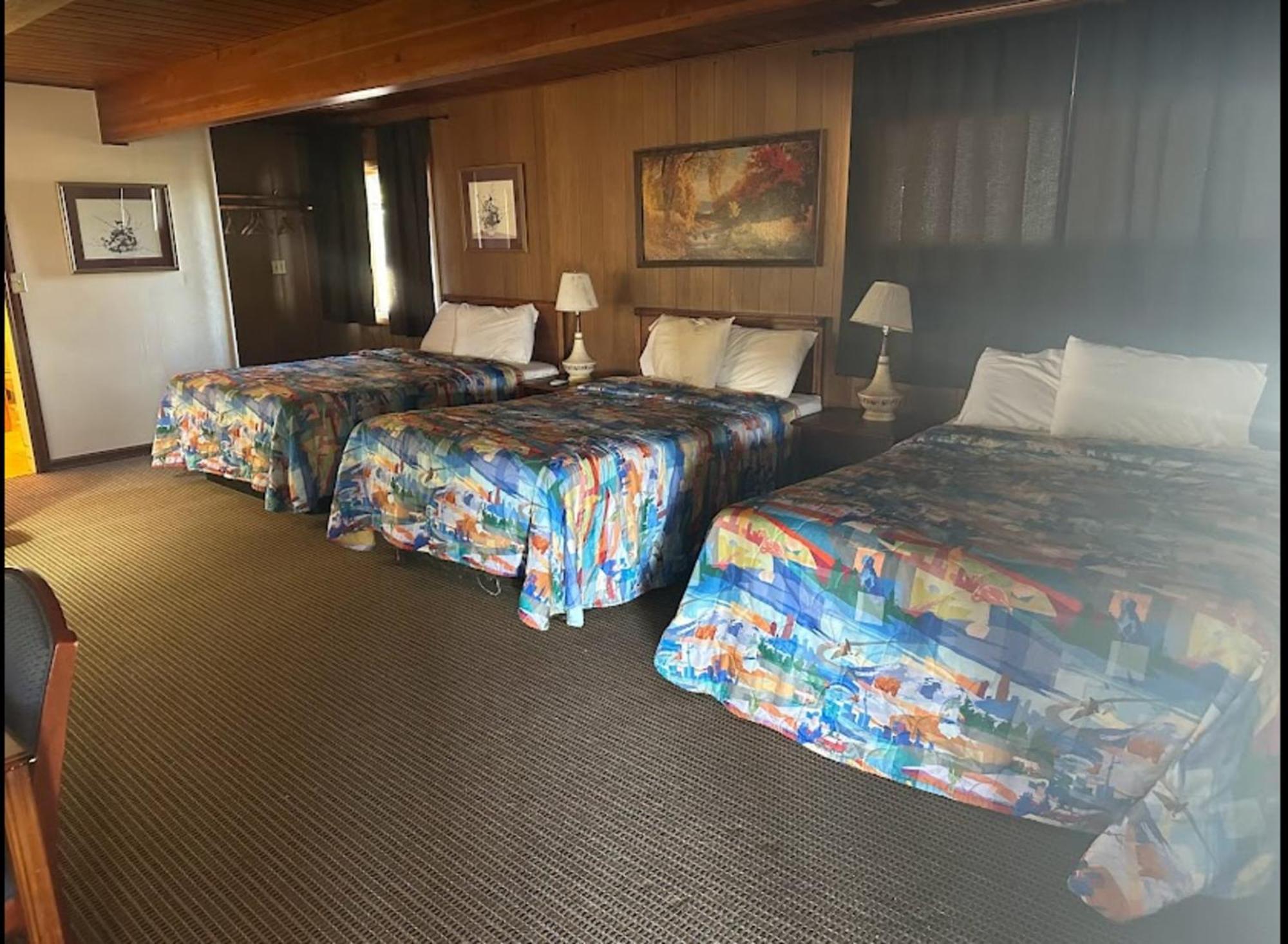 Love Hotels Western Holiday By Oyo At Harlan Lake Ne 阿尔马 外观 照片