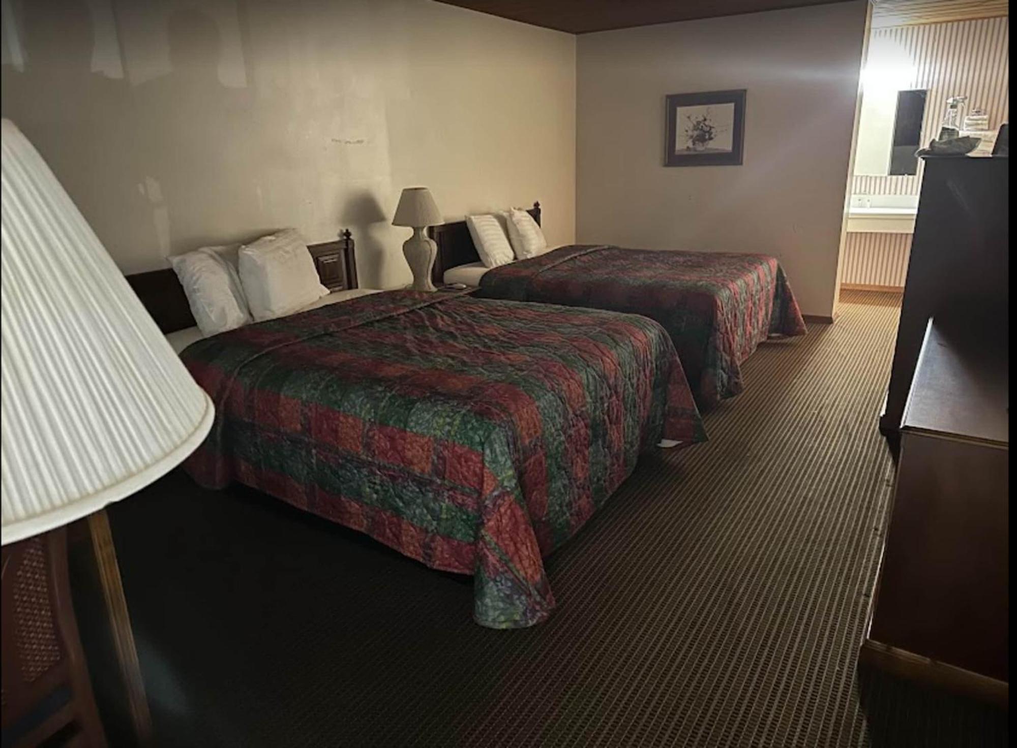 Love Hotels Western Holiday By Oyo At Harlan Lake Ne 阿尔马 外观 照片