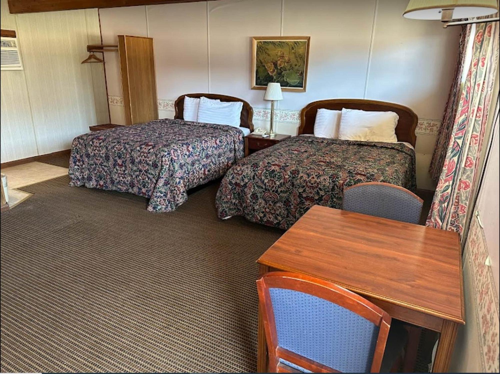 Love Hotels Western Holiday By Oyo At Harlan Lake Ne 阿尔马 外观 照片