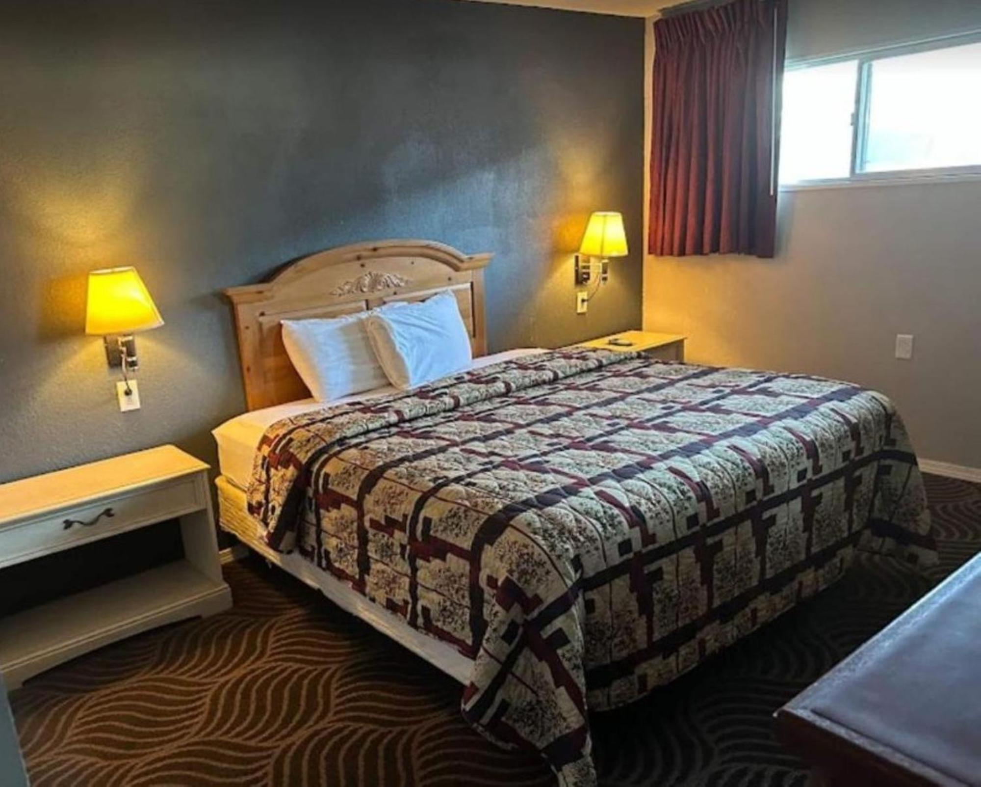 Love Hotels Western Holiday By Oyo At Harlan Lake Ne 阿尔马 外观 照片