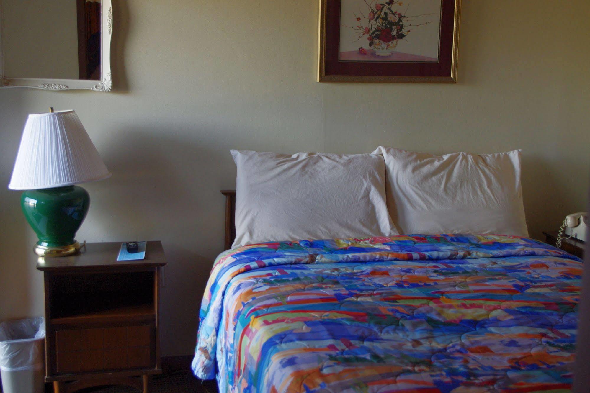 Love Hotels Western Holiday By Oyo At Harlan Lake Ne 阿尔马 外观 照片