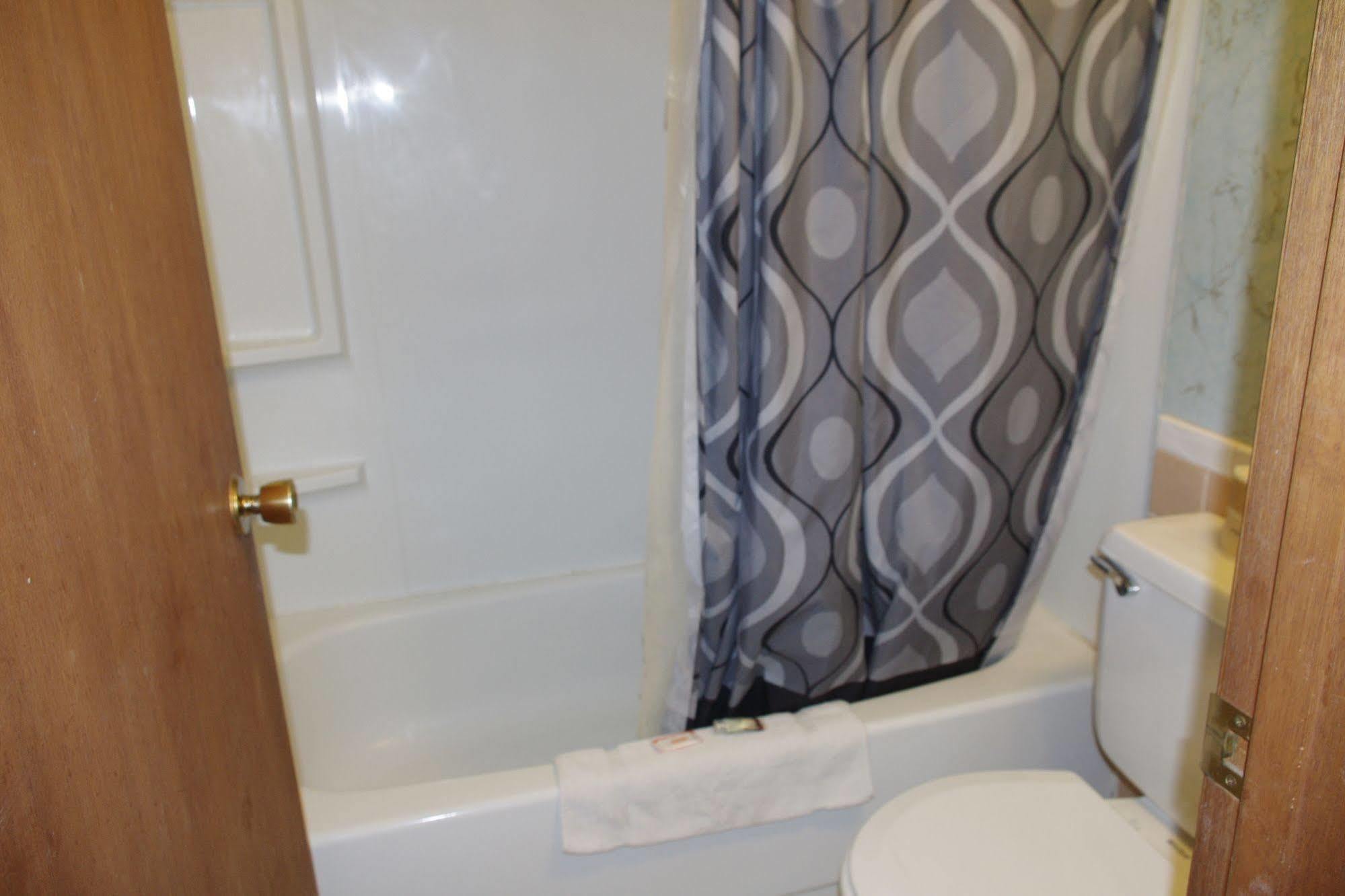 Love Hotels Western Holiday By Oyo At Harlan Lake Ne 阿尔马 外观 照片