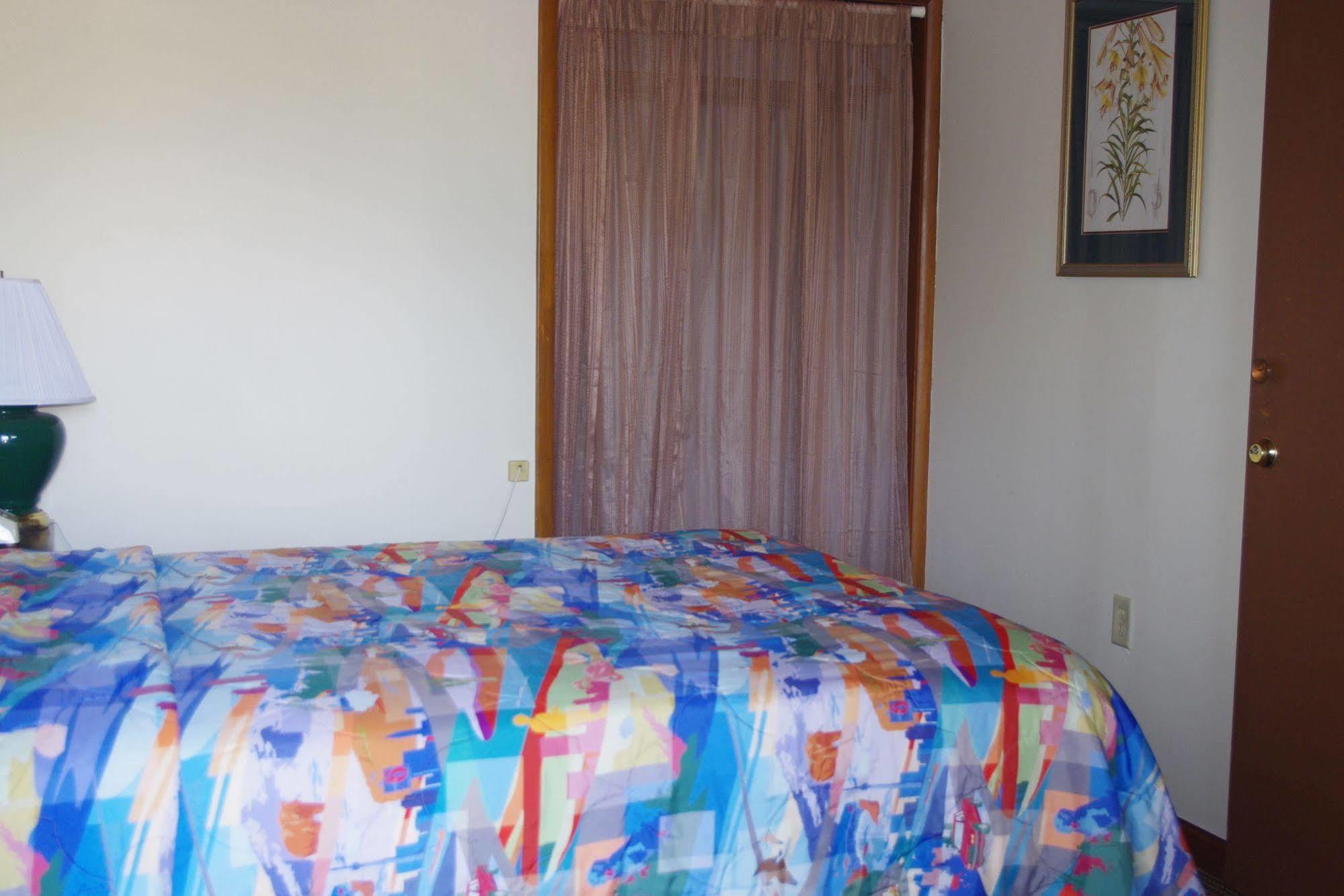 Love Hotels Western Holiday By Oyo At Harlan Lake Ne 阿尔马 外观 照片