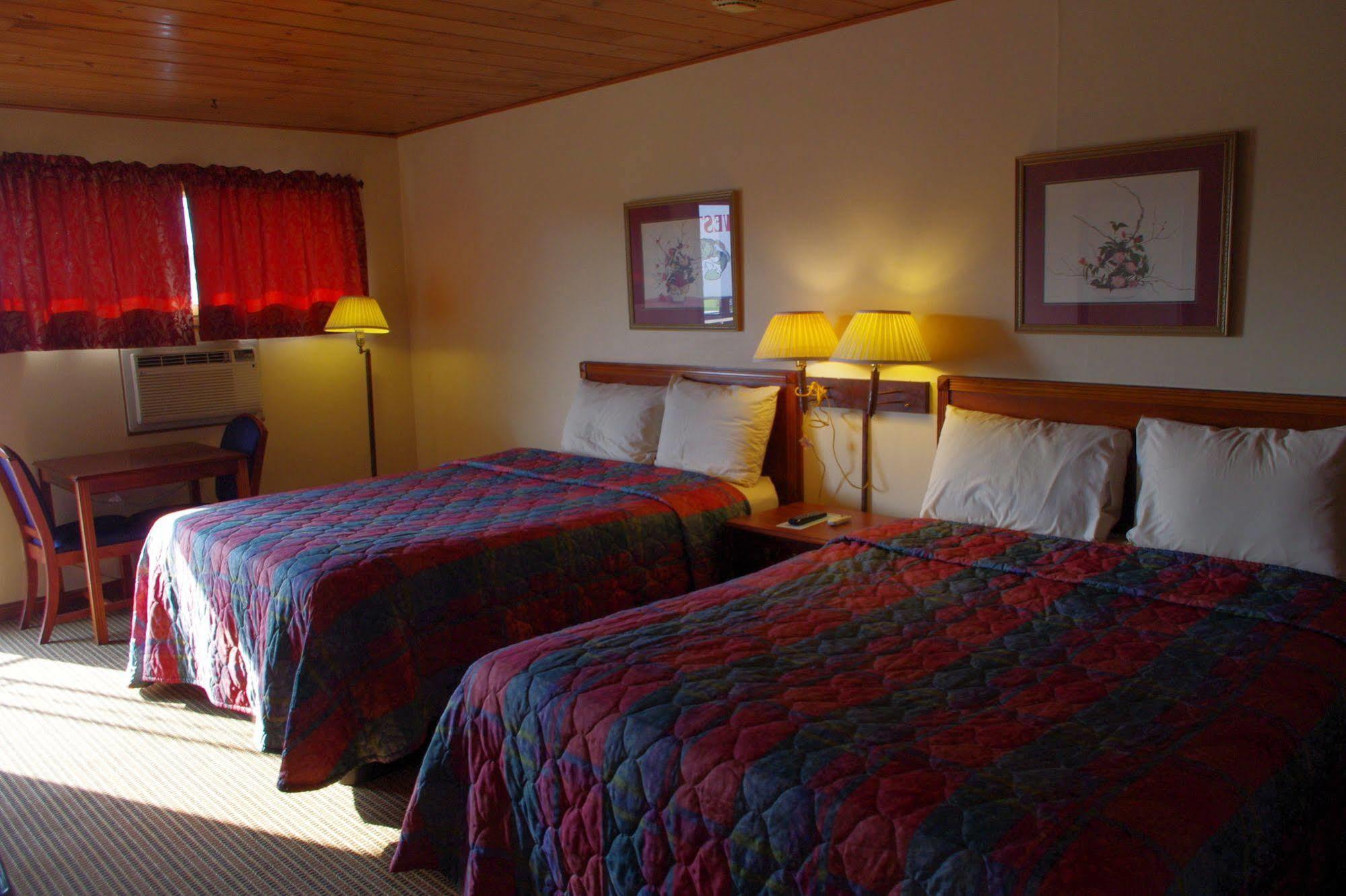 Love Hotels Western Holiday By Oyo At Harlan Lake Ne 阿尔马 外观 照片
